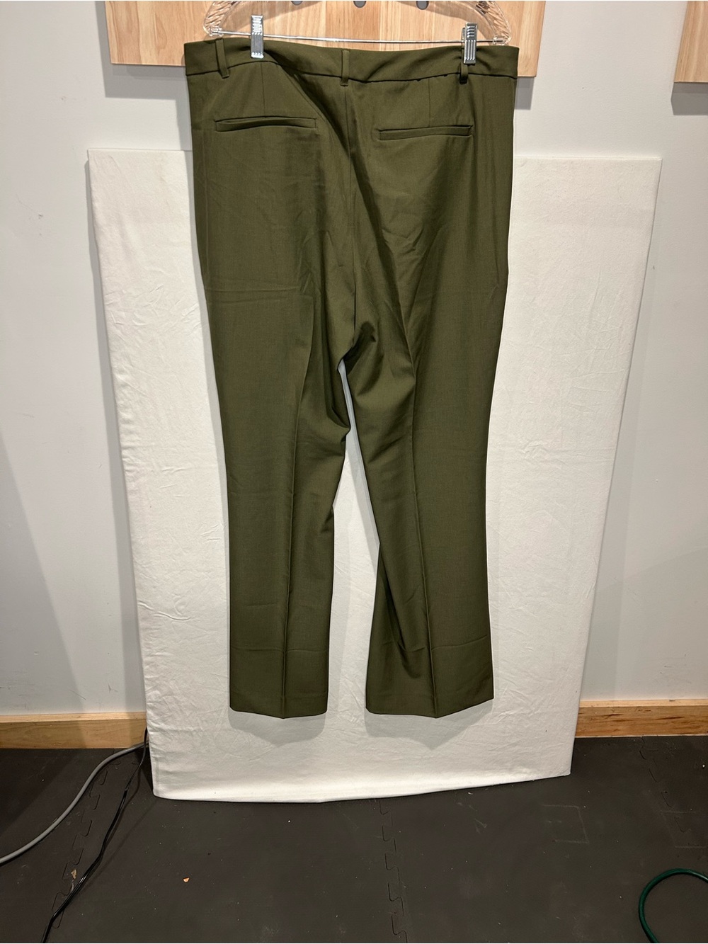 Banana Republic women’s Olive Dress Pants - 16 - Picture 4 of 5